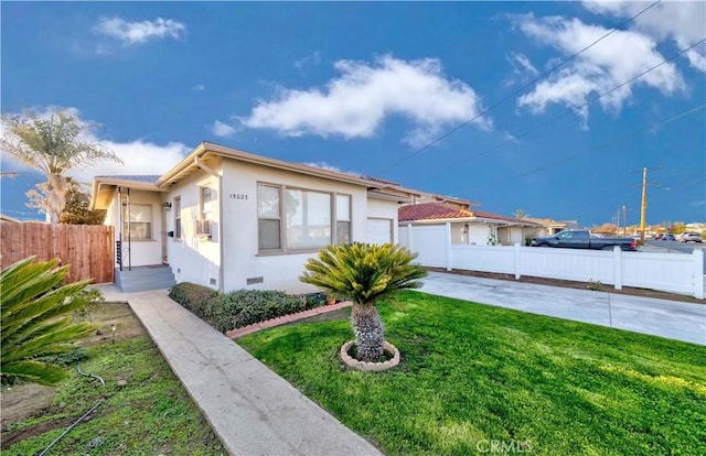 view of front of property featuring a front yard