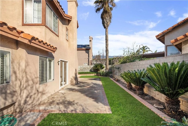 view of yard featuring a patio area