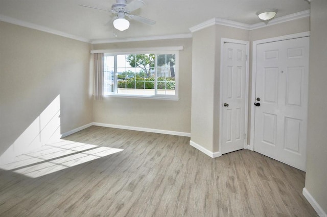 empty room featuring light wood-type flooring, crown molding, and ceiling fan