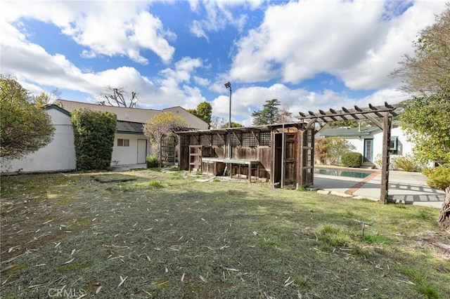 view of yard featuring a pergola