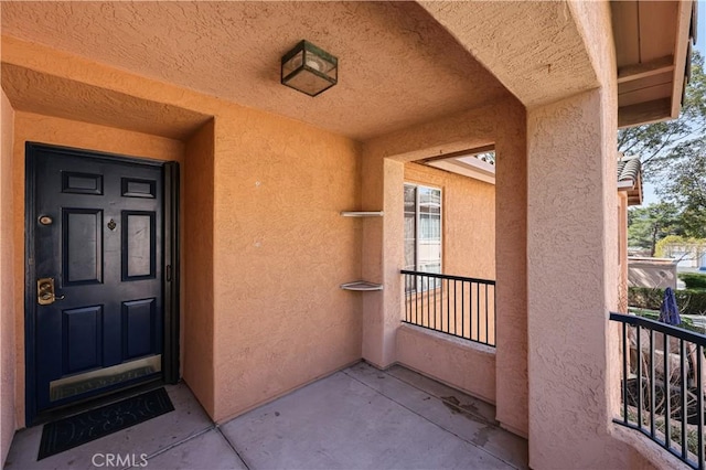 view of exterior entry with stucco siding