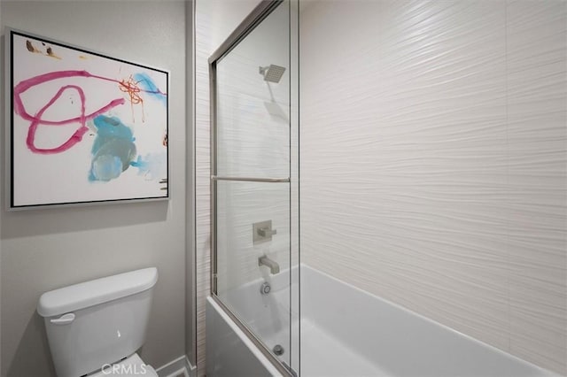 bathroom with combined bath / shower with glass door and toilet