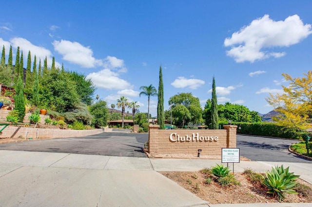 community / neighborhood sign featuring a mountain view