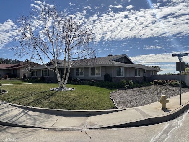 ranch-style house featuring a front yard