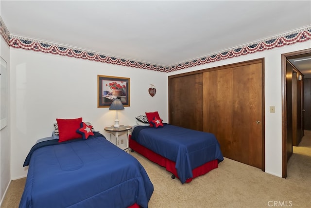 bedroom featuring carpet flooring and a closet