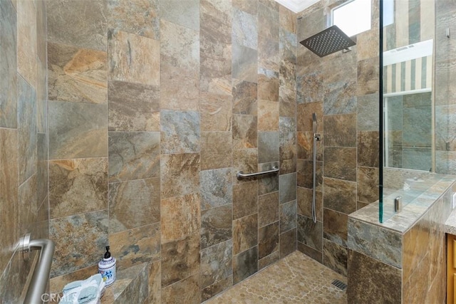 bathroom featuring a tile shower