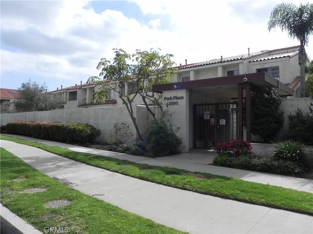 view of front of property featuring a fenced front yard and stucco siding