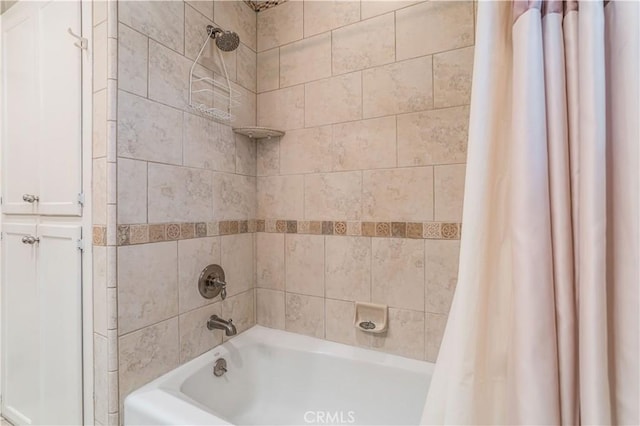 bathroom featuring shower / bathtub combination with curtain