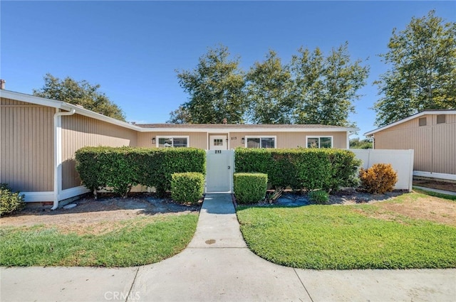 single story home featuring a front lawn