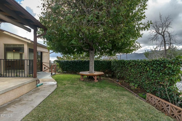 view of yard with a mountain view