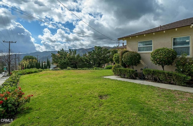 view of yard with a mountain view