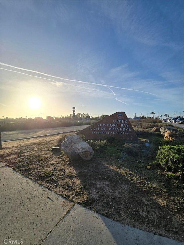 view of yard at dusk