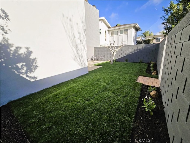 view of yard featuring a fenced backyard