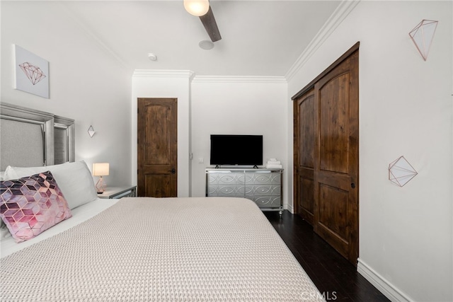 bedroom with ceiling fan, crown molding, and dark hardwood / wood-style flooring