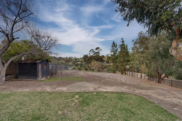 view of yard with an outdoor structure