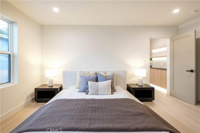 bedroom featuring light wood-style floors, baseboards, and recessed lighting