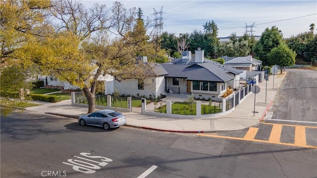 view of front of property featuring a fenced front yard