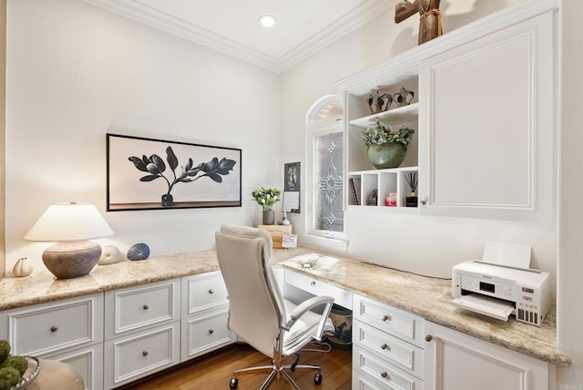 office area with recessed lighting, wood finished floors, crown molding, and built in study area