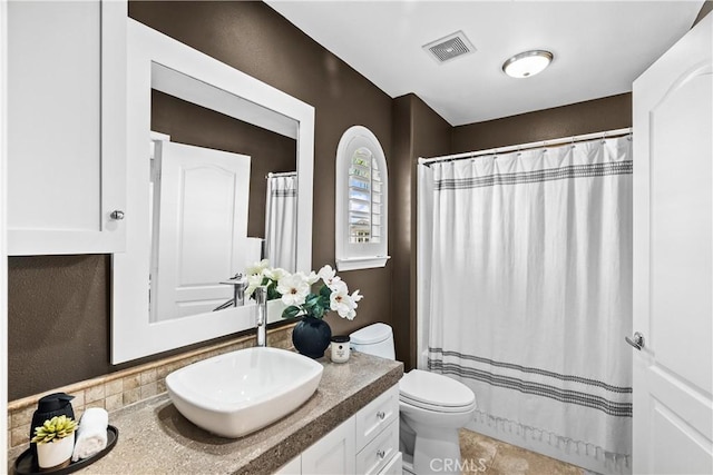 bathroom with toilet, a shower with curtain, visible vents, and vanity