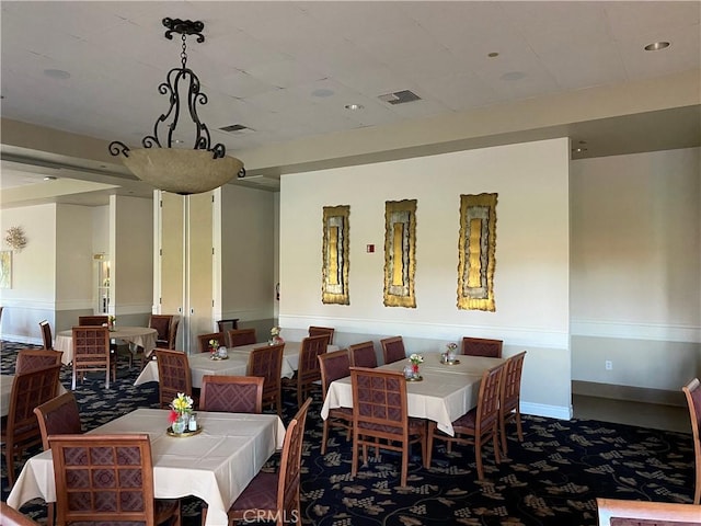 dining area with visible vents, carpet flooring, and baseboards