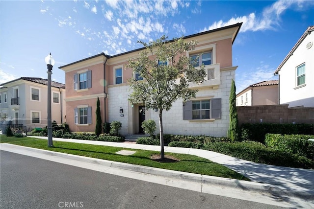 view of front facade featuring stucco siding