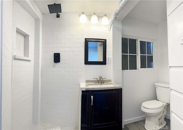 505 N Dr, Lebec, CA 93243 - bathroom featuring tiled shower, toilet, wood finished floors, and vanity