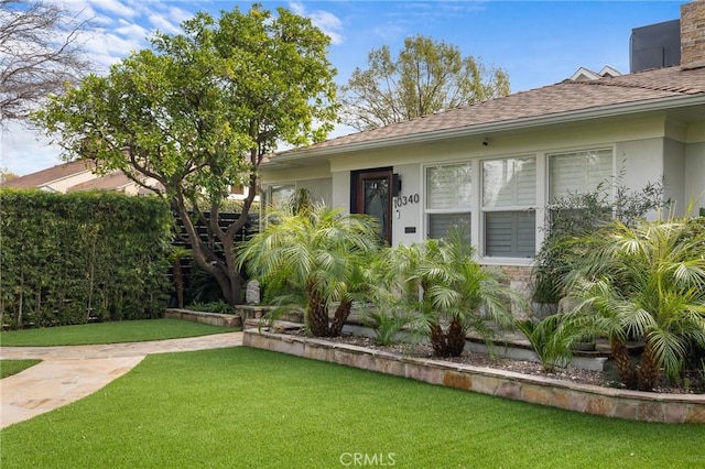 view of front of home with a front lawn