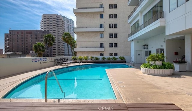 view of swimming pool