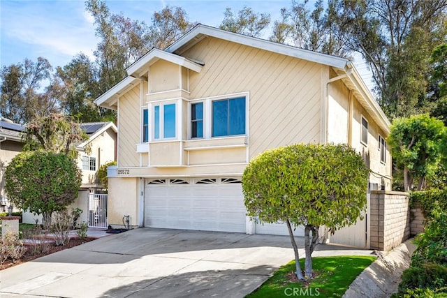 view of front facade featuring a garage