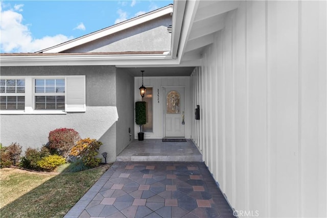 view of exterior entry with stucco siding