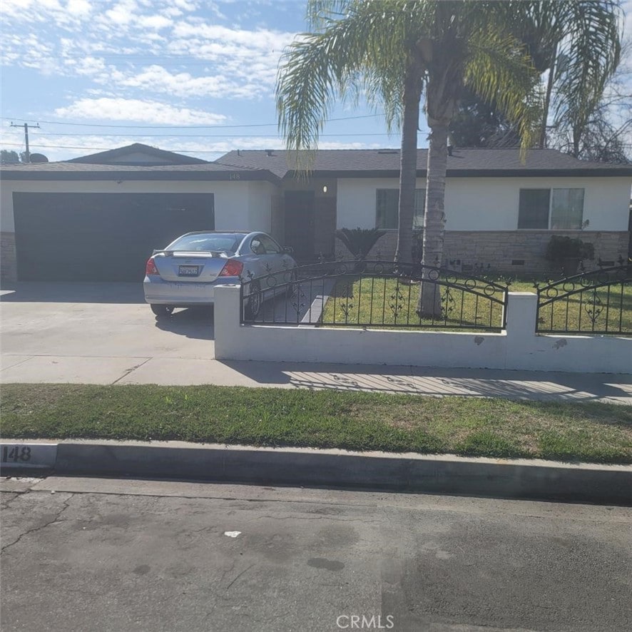 ranch-style home with a front yard