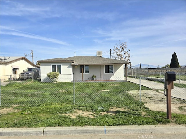 view of front facade featuring a front lawn