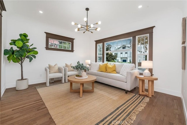 living area with baseboards, a chandelier, wood finished floors, and recessed lighting