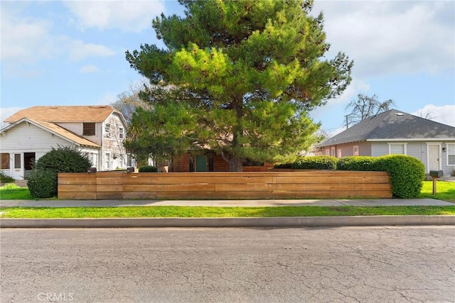 view of front of property with a fenced front yard