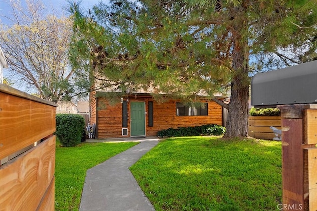 view of front of house featuring a front yard