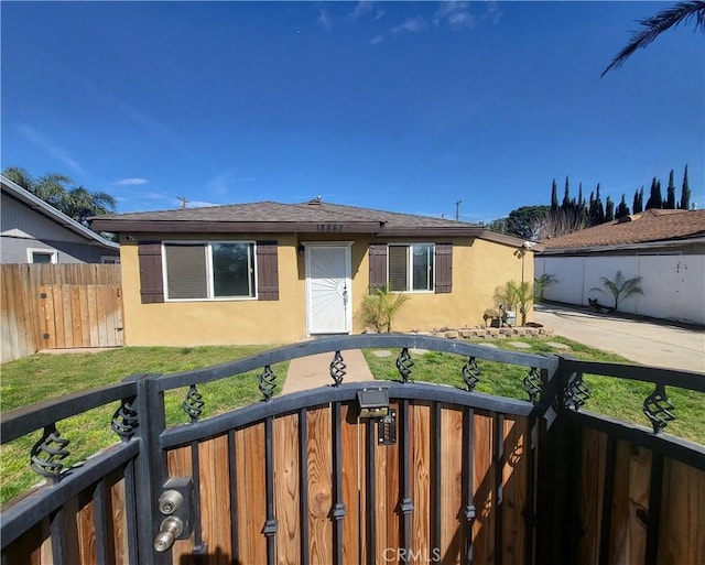 view of front of property with a front lawn