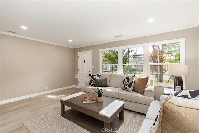 living area with light wood-style flooring, recessed lighting, visible vents, baseboards, and ornamental molding