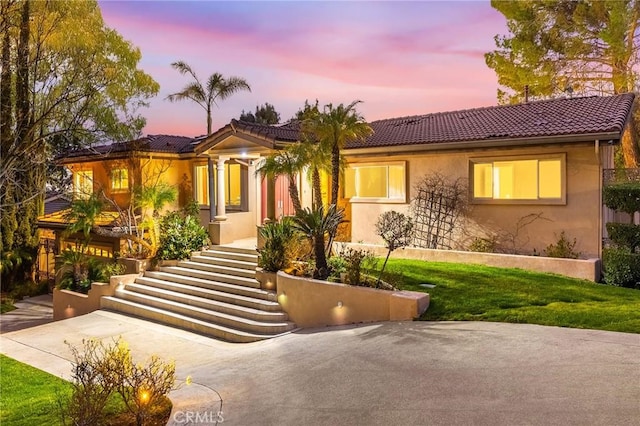 view of front of house featuring a yard