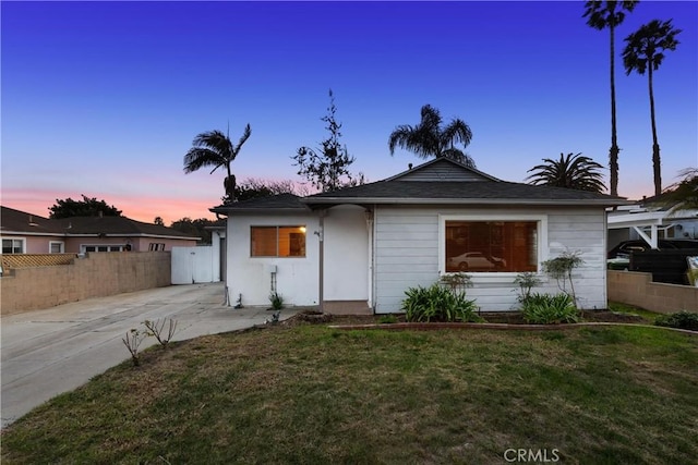 view of front of home featuring a front lawn and fence