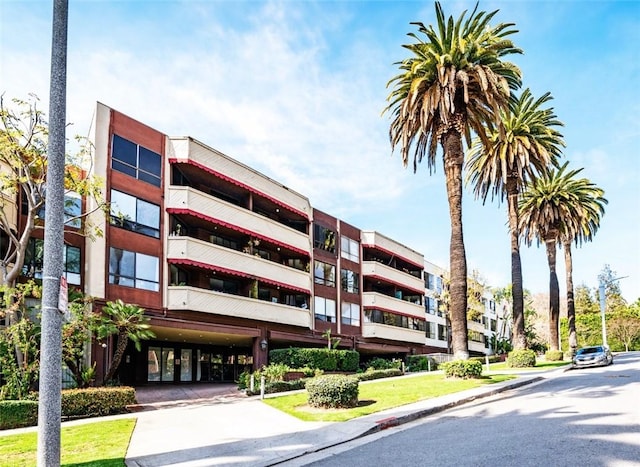 1745 Camino Palmero St Unit 537, Los Angeles, CA 90046 - view of apartment building / complex