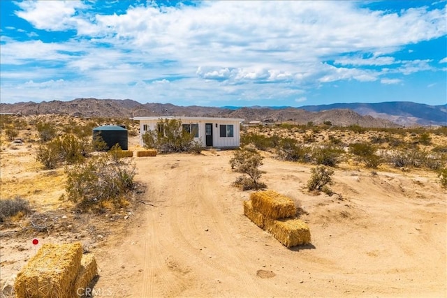 view of front facade with driveway and a mountain view