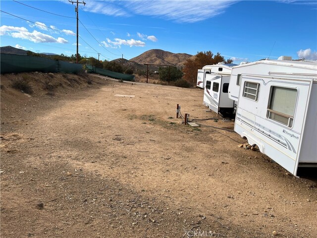 view of yard with a mountain view