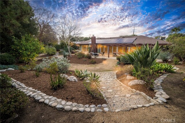 view of yard at dusk