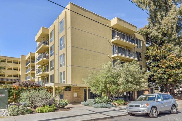 view of apartment building / complex