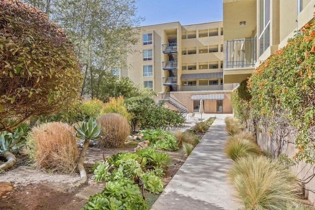 view of apartment building / complex