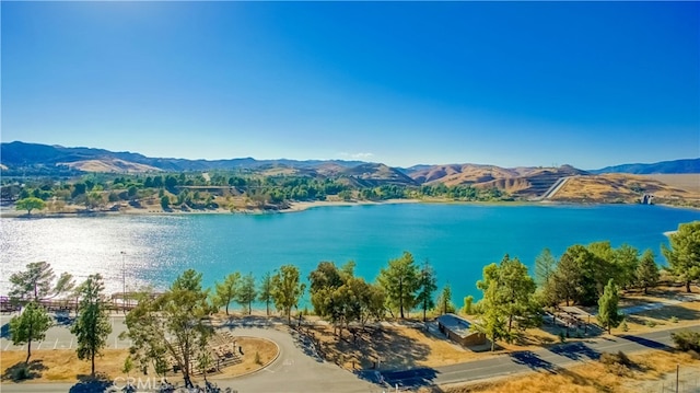 water view with a mountain view