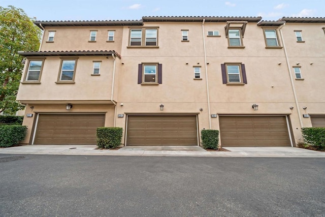 view of front facade featuring a garage and stucco siding