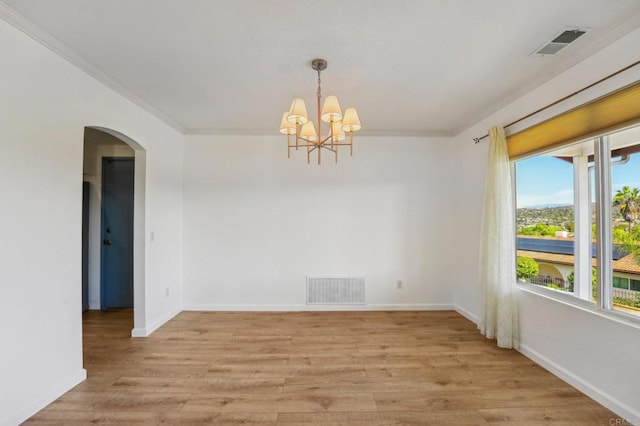 unfurnished room featuring light wood-type flooring, arched walkways, a chandelier, and visible vents