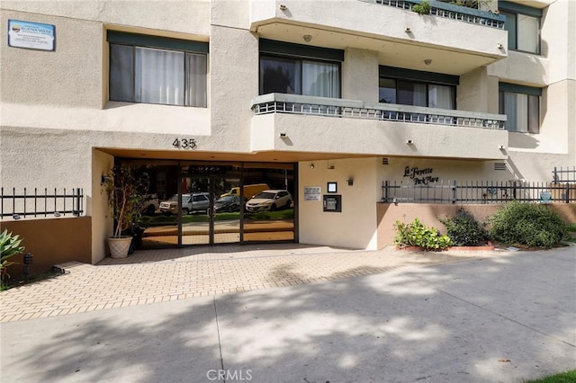 435 S La Fayette Park Pl Unit 311, Los Angeles, CA 90057 - view of building exterior with decorative driveway