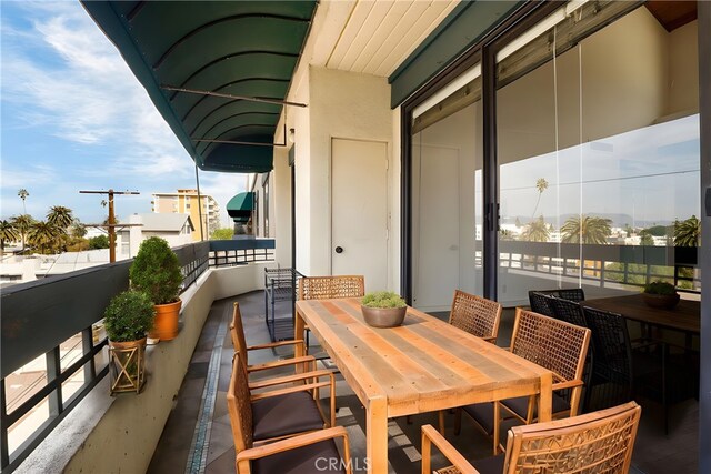 435 S La Fayette Park Pl Unit 311, Los Angeles, CA 90057 - balcony featuring outdoor dining space